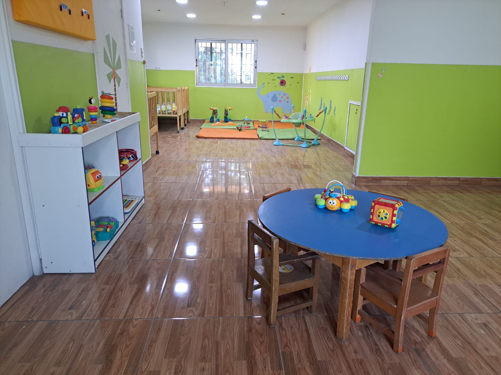 Sala amplia y luminosa